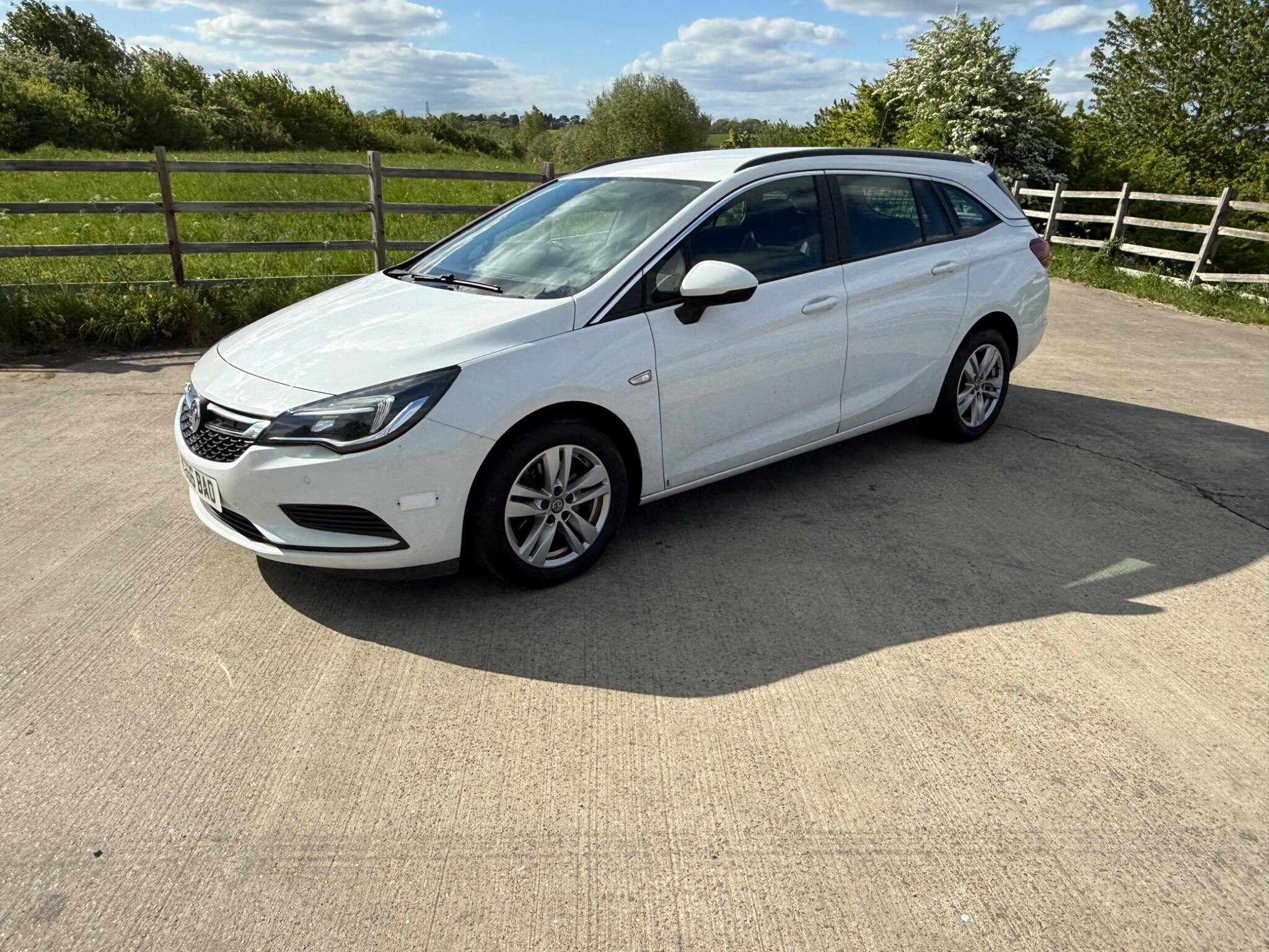 Vauxhall Astra 1.6 CDTi Tech Line Sports Tourer Euro 6 (s/s) 5dr — photo 64 of 104